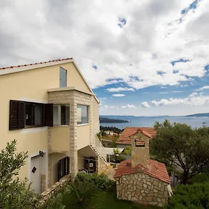 apartments-marina-trogir-21218.splithotels.org/